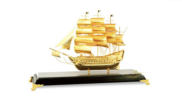 Thuyền buồm dát vàng phong thủy 